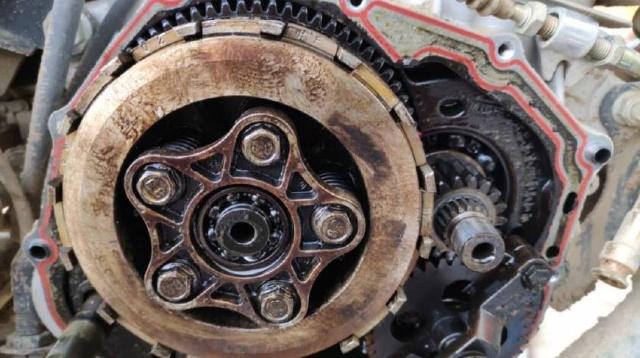 摩托車摩擦片應(yīng)該什么時候更換？