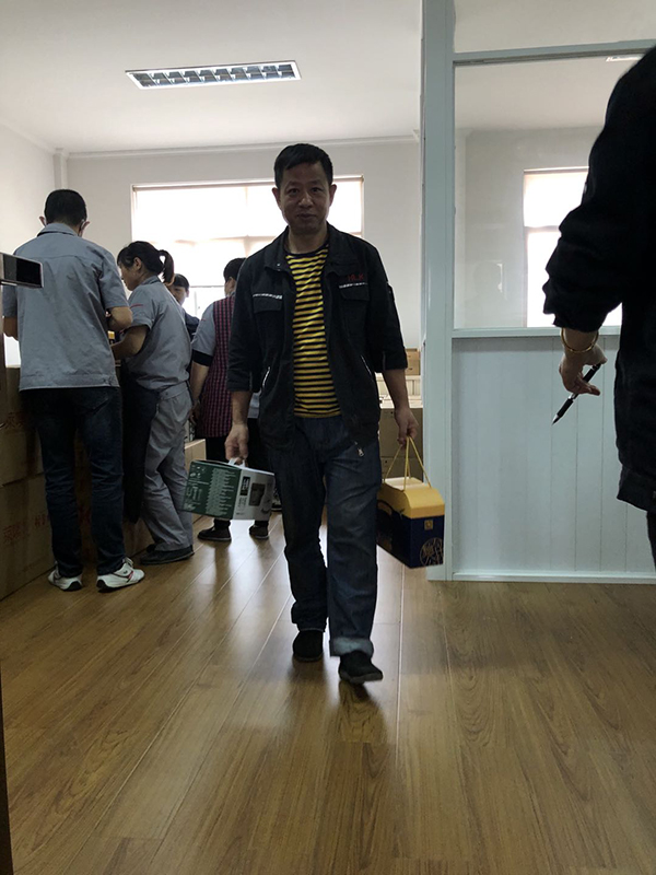 情暖中秋|華龍摩擦片公司為全體員工發(fā)放中秋節(jié)福利