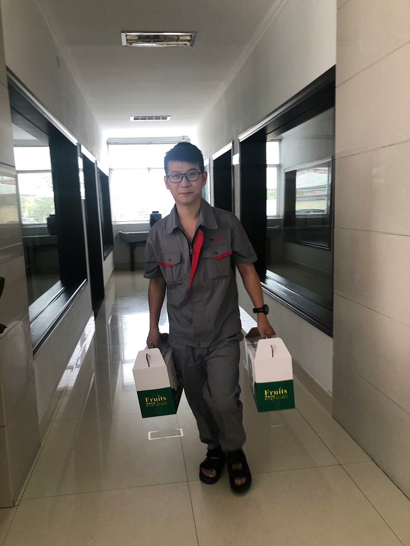 華龍剎車片廠家為員工發(fā)放夏季降溫慰問(wèn)品