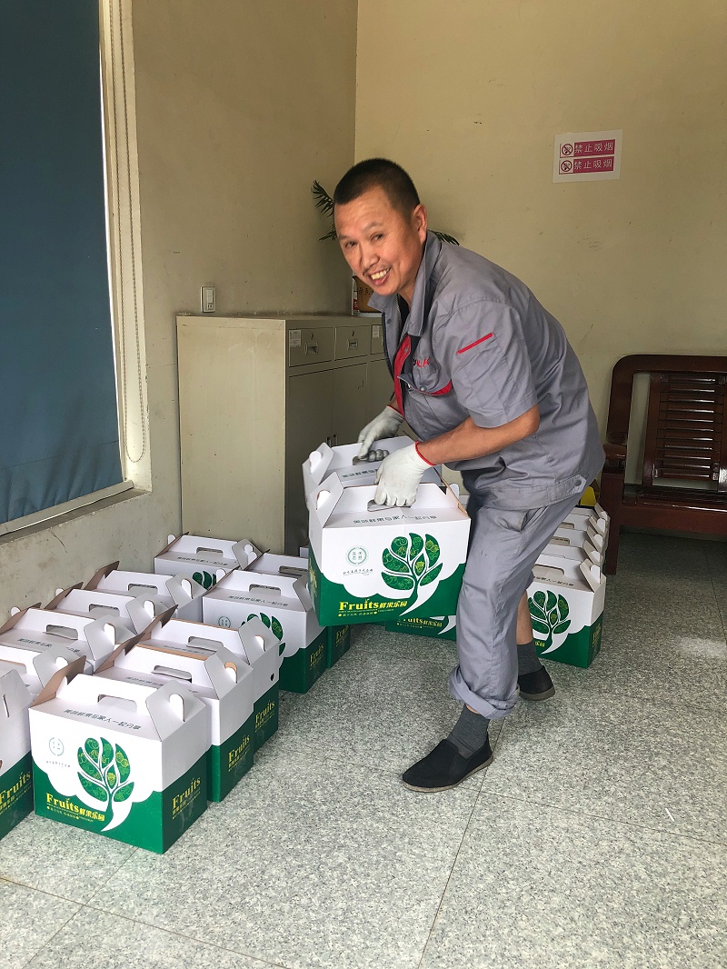 華龍剎車片廠家為員工發(fā)放夏季降溫慰問(wèn)品