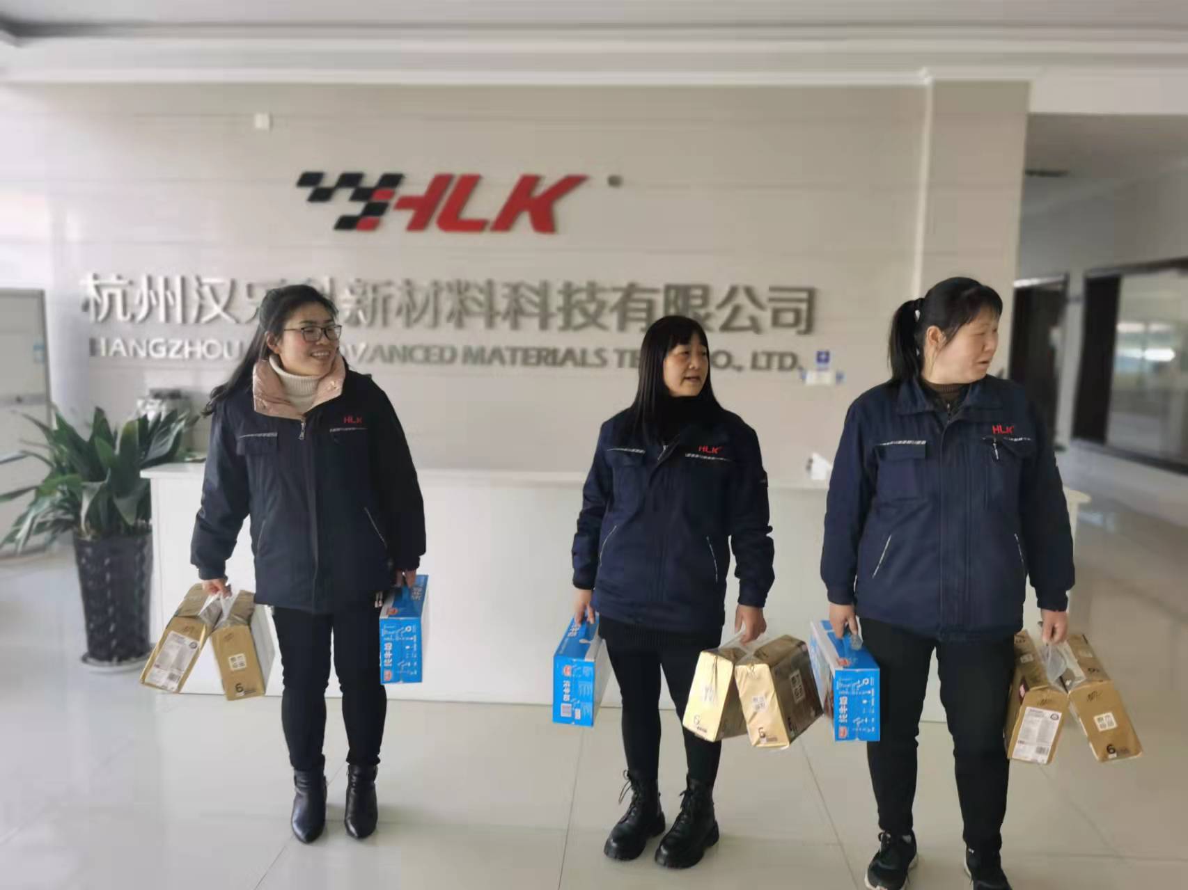 “三八”婦女節(jié)漢樂(lè)科剎車片公司為女職工發(fā)放溫馨福利